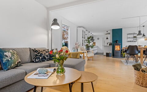 Runhild - 450M from the Sea: Meubilair, Interieur Ontwerp, Flooring, Bankstel, Muur, Verdieping, Woonkamer, Hout, Plafond, Kamer