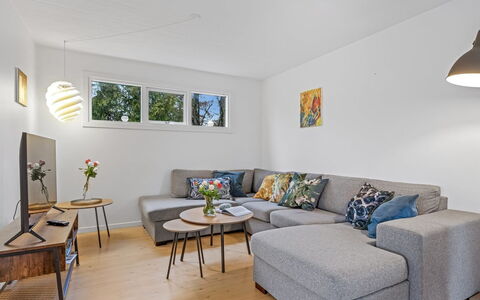 Runhild - 450M from the Sea: Meubilair, Interieur Ontwerp, Bankstel, Flooring, Verdieping, Muur, Woonkamer, Kamer, Hout, Tafel