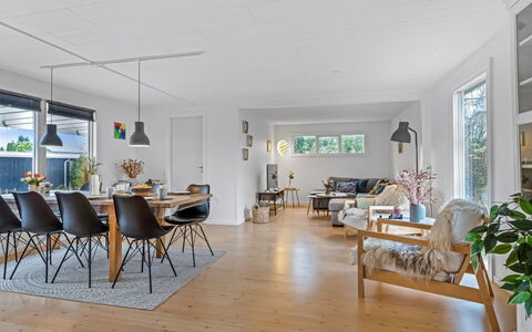 Runhild - 450M from the Sea: Flooring, Interieur Ontwerp, Hout, Verdieping, Meubilair, Houten Vloer, Plafond, Huis, Woonkamer, Verlichting