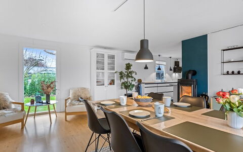 Runhild - 450M from the Sea: Meubilair, Interieur Ontwerp, Stoel, Flooring, Muur, Lichte Inrichting, Eetkamer, Keuken En Eettafel, Plafond, Tafel