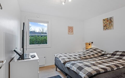 Runhild - 450M from the Sea: Muur, Hout, Meubilair, Interieur Ontwerp, Slaapkamer, Appartement, Verdieping, Huis, Bed, Plafond