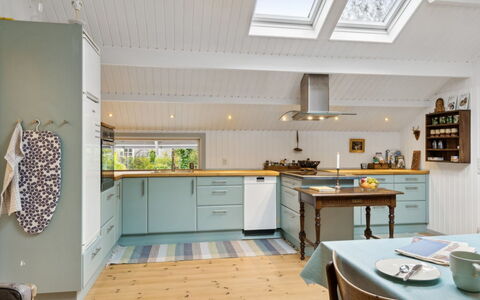 Akule - 6Km from the Sea: Keuken, Countertop, Flooring, Interieur Ontwerp, Cabinetry, Hout, Plafond, Meubilair, Verdieping, Toestel Van De Keuken