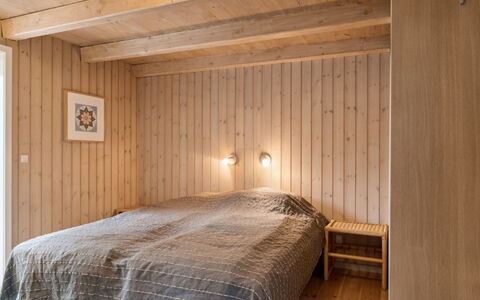 Akule - 6Km from the Sea: Flooring, Verdieping, Muur, Interieur Ontwerp, Hout, Plafond, Slaapkamer, Bed, Kamer, Meubilair