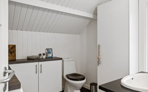 Akule - 6Km from the Sea: Muur, Loodgieterswerkinrichting, Flooring, Verdieping, Interieur Ontwerp, Wastafel, Badkamer, Plafond, Kraan, Loodgieter
