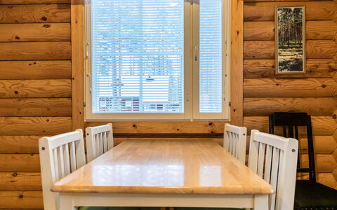 Kilpolan Karoliina: Meubilair, Interieur Ontwerp, Flooring, Hout, Verdieping, Verlichting, Kamer, Plafond, Raambekleding, Tafel