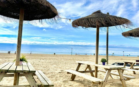 Kurhaus Residence: Strand, Buitenmeubels, Zand, Schaduw, Kust, Kust, Zee, Vrije Tijd, Oceaan, Vakantie
