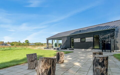 Elik - 500M from the Sea: Huis, Huis, Deur, Dak, Verblijf, Landgoed, Tuin, Schaduw, Siding, Werf