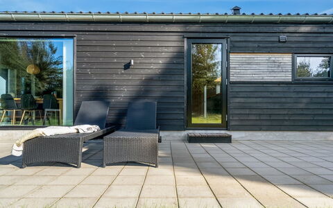 Elik - 500M from the Sea: Huis, Huis, Deur, Dak, Verblijf, Landgoed, Tuin, Schaduw, Siding, Werf