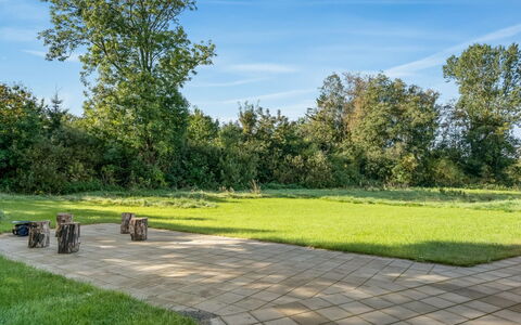 Elik - 500M from the Sea: Huis, Huis, Deur, Dak, Verblijf, Landgoed, Tuin, Schaduw, Siding, Werf