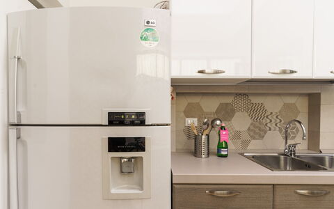 La Maison De Rosetta: Toestel Van De Keuken, Keuken, Countertop, Cabinetry, Major Appliance, Interieur Ontwerp, Huishoudapparatuur, Meubilair, Hout, Koelkast