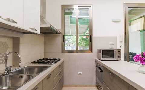 La Maison De Rosetta: Keuken, Toestel Van De Keuken, Countertop, Major Appliance, Cabinetry, Flooring, Hout, Interieur Ontwerp, Huishoudapparatuur, Gootsteen
