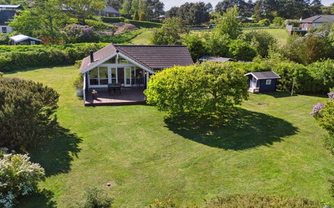 Sukie - 100M from the Sea: Vegetation, Struik, De Lente, Verblijf, Tuin, Schaduw, Backyard, Werf, Stoel