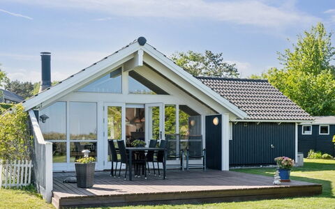 Sukie - 100M from the Sea: Vegetation, Struik, De Lente, Verblijf, Tuin, Schaduw, Backyard, Werf, Stoel