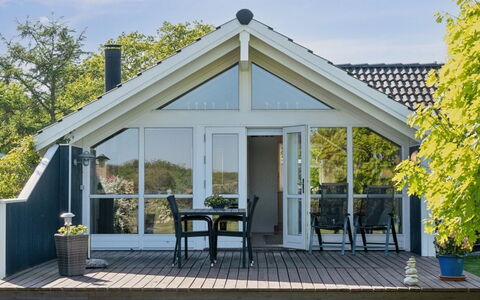 Sukie - 100M from the Sea: Vegetation, Struik, De Lente, Verblijf, Tuin, Schaduw, Backyard, Werf, Stoel
