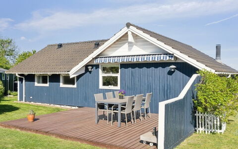 Sukie - 100M from the Sea: Vegetation, Struik, De Lente, Verblijf, Tuin, Schaduw, Backyard, Werf, Stoel