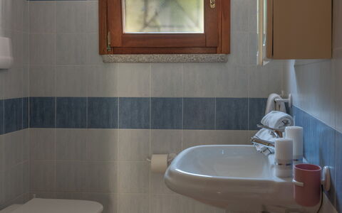 Budoni Homes Seaside, Ac And Bike: Loodgieterswerkinrichting, Flooring, Badkamer, Interieur Ontwerp, Verdieping, Wc Bril, Toilet, Loodgieter, Wastafel, Kraan