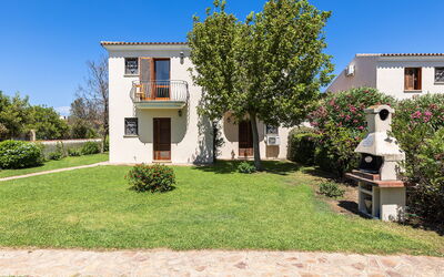 Budoni Homes Seaside, Ac And Bike: Woongebied, Huis, Huis, Menselijke Nederzetting, Gazon, Tuin, Landgoed, Schaduw, Werf, Landscaping