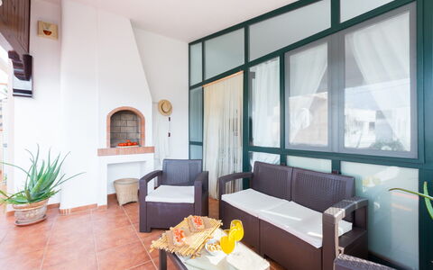 Appartamento Lido Specchiolla: Meubilair, Interieur Ontwerp, Flooring, Verdieping, Plafond, Kamer, Stoel, Woonkamer, Beits