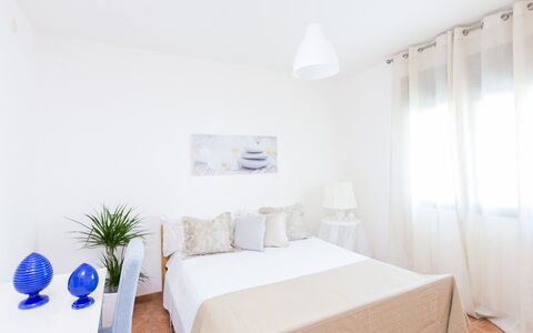 Appartamento Lido Specchiolla: Meubilair, Bed, Interieur Ontwerp, Slaapkamer, Muur, Verdieping, Flooring, Hout, Bedding, Laken