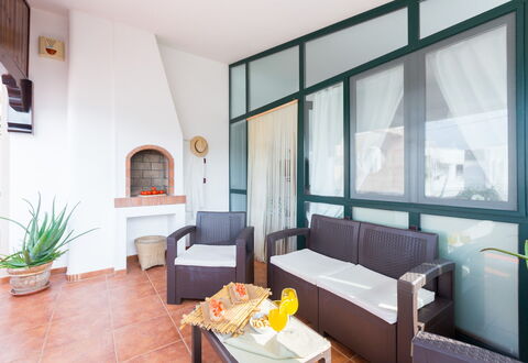 Appartamento Lido Specchiolla: Meubilair, Interieur Ontwerp, Flooring, Verdieping, Plafond, Kamer, Stoel, Woonkamer, Beits