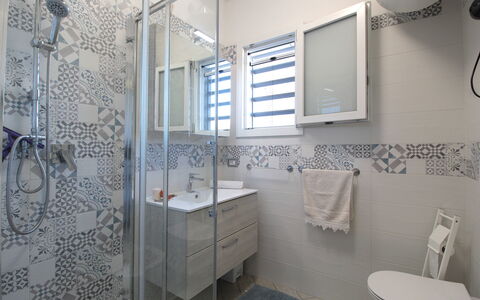 Villetta Elena, Ac, Wifi, Lido Degli Scacchi: Flooring, Verdieping, Loodgieterswerkinrichting, Interieur Ontwerp, Badkamer, Tegel, Loodgieter, Kamer, Wastafel, Plafond