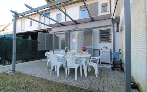 Villetta Elena, Ac, Wifi, Lido Degli Scacchi: Huis, Schaduw, Luifel, Balkon, Werf, Stoel, Veranda, Outdoor Structuur, Daylighting, Dek