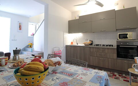 Villetta Elena, Ac, Wifi, Lido Degli Scacchi: Meubilair, Interieur Ontwerp, Keuken, Flooring, Countertop, Toestel Van De Keuken, Hout, Verdieping, Major Appliance, Cabinetry