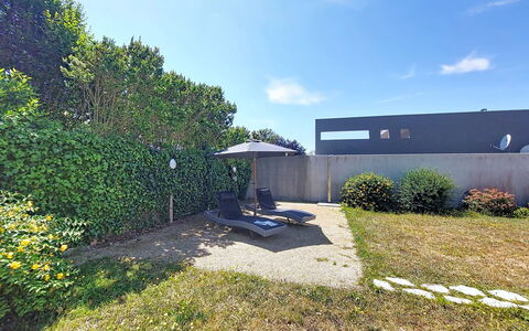 Villa de la Paix: Struik, Tuin, Land Lot, Landscaping, Schaduw, Landgoed, Werf, Gazon, Oprit, Haag