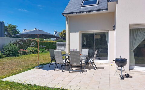 Villa de la Paix: Woongebied, Huis, Huis, Tuin, Verblijf, Landgoed, Schaduw, Werf, Landscaping, Beton
