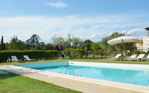 Villa Yvonne: Zwembad, Toevlucht, Buitenmeubels, Tuin, Gazon, Schaduw, Hacienda, Landscaping, Landgoed, Eco Hotel