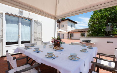 Villa Yvonne: Huis, Meubilair, Deur, Stoel, Balkon, Kamerplant, Keuken En Eettafel, Bloempot, Villa, Outdoor Structuur