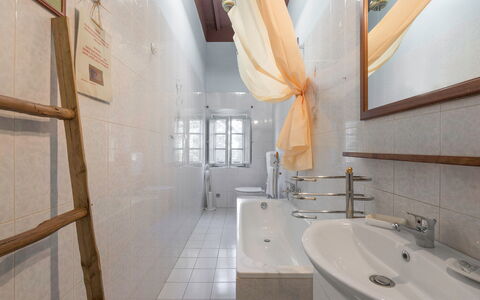 Ely Apartment In Villa, Wifi, Terricciola, Pisa: Loodgieterswerkinrichting, Flooring, Muur, Interieur Ontwerp, Badkamer, Verdieping, Bad, Plafond, Loodgieter, Verlichting