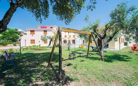 Violet Residence In Orosei: Woongebied, Menselijke Nederzetting, Gazon, Landgoed, Werf, Hacienda, Tuin, Schaduw, Backyard, Landscaping