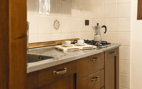 Violet Residence In Orosei: Keuken, Countertop, Toestel Van De Keuken, Cabinetry, Hout, Flooring, Major Appliance, Interieur Ontwerp, Fornuis, Fornuis