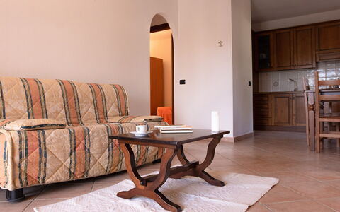 Violet Residence In Orosei: Meubilair, Interieur Ontwerp, Flooring, Hout, Verdieping, Kamer, Appartement, Houten Vloer, Beits, Woonkamer