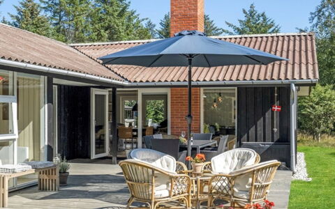 Quiana - 2Km from the Sea: Dak, Huis, Huis, Veranda, Verblijf, Deur, Schaduw, Tuin, Buitenmeubels, Werf
