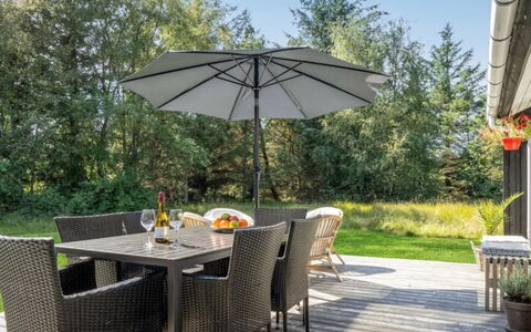 Quiana - 2Km from the Sea: Meubilair, Buitenmeubels, Stoel, Tafel, Buitentafel, Keuken En Eettafel, Tuin, Paraplu, Schaduw