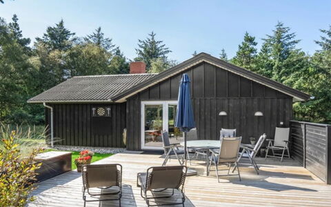 Quiana - 2Km from the Sea: Hout, Huis, Verblijf, Huis, Dak, Siding, Deur, Garden Gebouwen, Hardwood, Groundcover