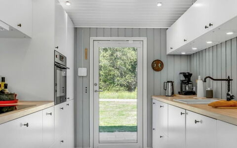 Quiana - 2Km from the Sea: Flooring, Hout, Keuken, Interieur Ontwerp, Toestel Van De Keuken, Plafond, Verdieping, Countertop, Cabinetry, Major Appliance