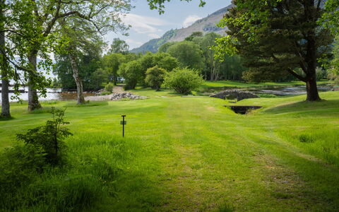 Loch Ness Granary: Boom, Gras, Natuur, Natuurlijk Landschap, Landschap, Grasland, Groundcover, Gazon, Weide, Tuin