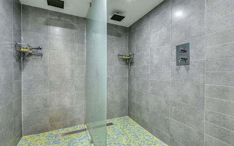Loch Ness Granary: Muur, Flooring, Verdieping, Douchekop, Tegel, Interieur Ontwerp, Douche, Badkamer, Loodgieterswerkinrichting, Samengesteld Materiaal