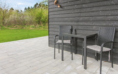 Solvejg - 30Km from the Sea: Hout, Buitenmeubels, Meubilair, Flooring, Verdieping, Buitentafel, Samengesteld Materiaal, Plank, Hardwood