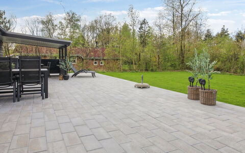 Solvejg - 30Km from the Sea: Flooring, Verdieping, Flagstone, Samengesteld Materiaal, Tegel, Beton, Tuin, Gang, Landscaping, Oprit