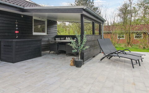 Solvejg - 30Km from the Sea: Hout, Flooring, Buitenmeubels, Verdieping, Meubilair, Samengesteld Materiaal, Dek, Schaduw, Patio, Siding