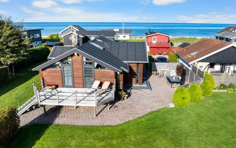 Berner - 40M from the Sea: Huis, Dak, Huis, Verblijf, Struik, Groundcover, Landgoed, Boerderij, Siding, Garden Gebouwen