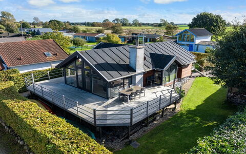 Berner - 40M from the Sea: Huis, Dak, Huis, Verblijf, Struik, Groundcover, Landgoed, Boerderij, Siding, Garden Gebouwen