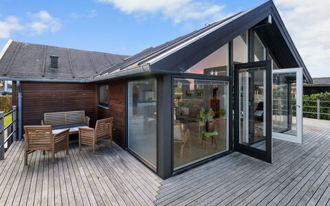 Berner - 40M from the Sea: Huis, Dak, Huis, Verblijf, Struik, Groundcover, Landgoed, Boerderij, Siding, Garden Gebouwen