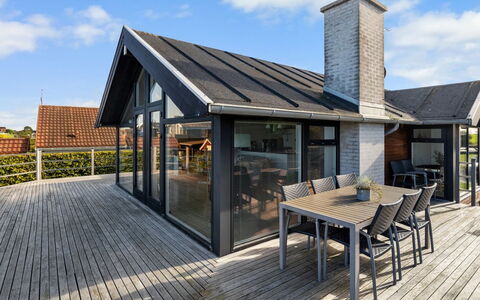 Berner - 40M from the Sea: Huis, Dak, Huis, Verblijf, Struik, Groundcover, Landgoed, Boerderij, Siding, Garden Gebouwen