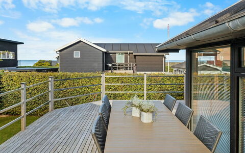 Berner - 40M from the Sea: Huis, Dak, Huis, Verblijf, Struik, Groundcover, Landgoed, Boerderij, Siding, Garden Gebouwen