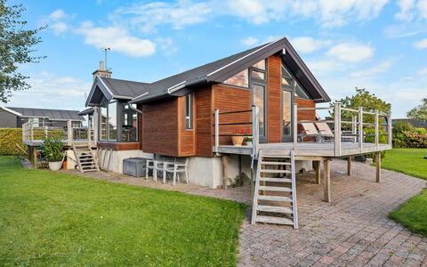 Berner - 40M from the Sea: Huis, Dak, Huis, Verblijf, Struik, Groundcover, Landgoed, Boerderij, Siding, Garden Gebouwen